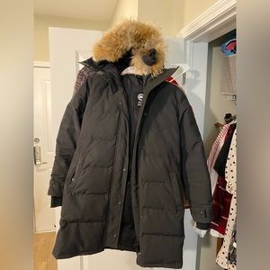 Size Medium; Womens canada goose parka.